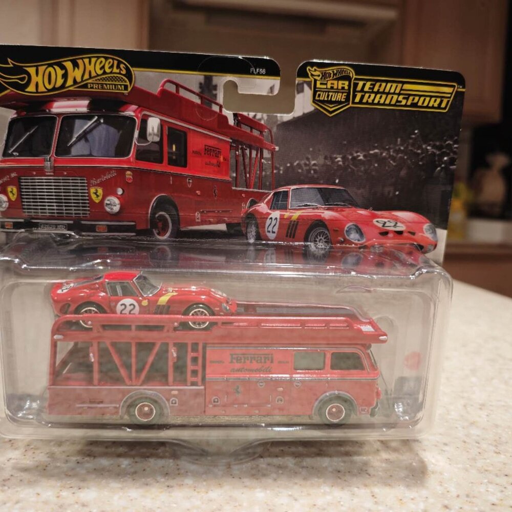 Hot Wheels Premium Car Culture Team Transport Ferrari 250 GTO & Transporter